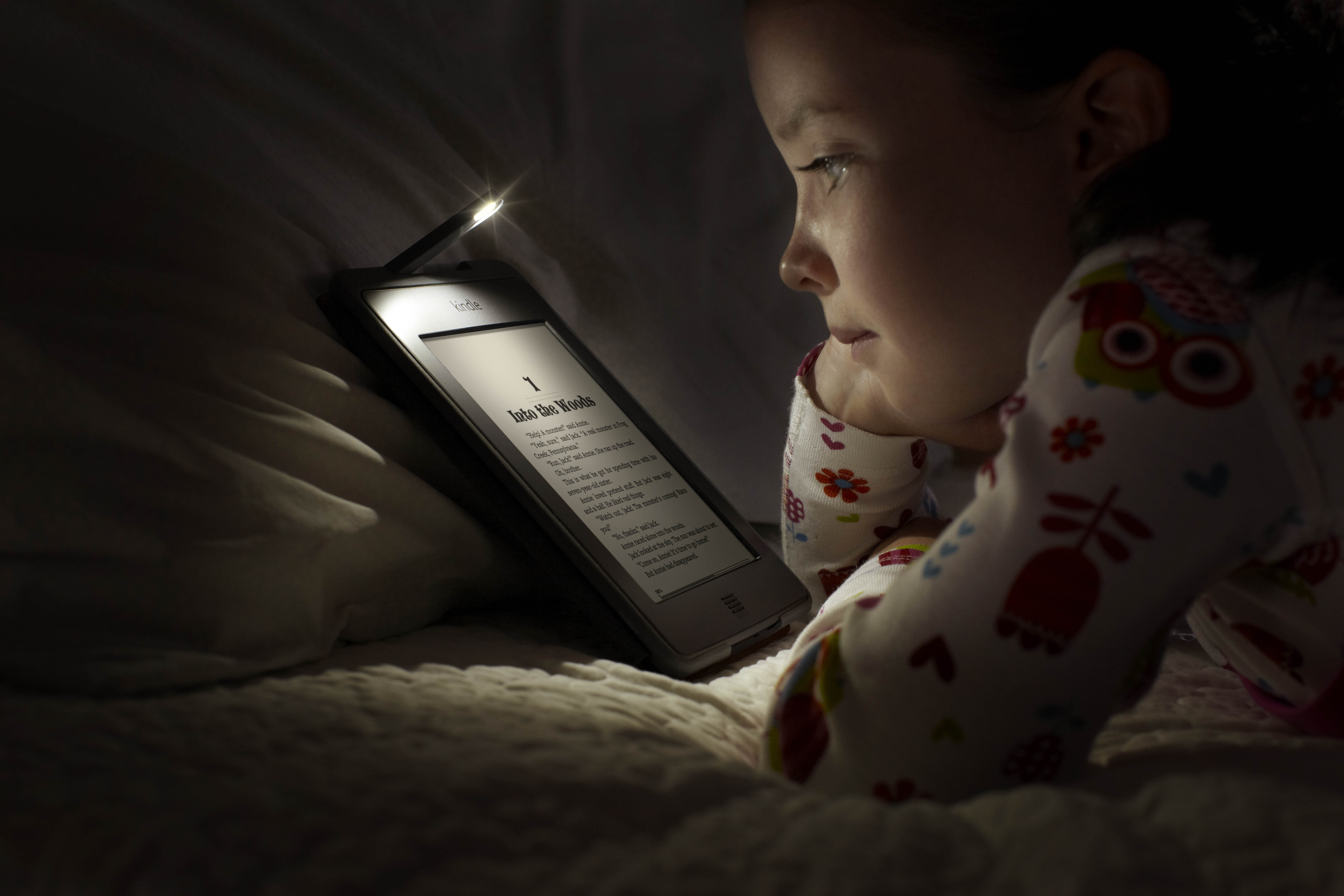 Image result for ребенок   смотрит планшет в кровати