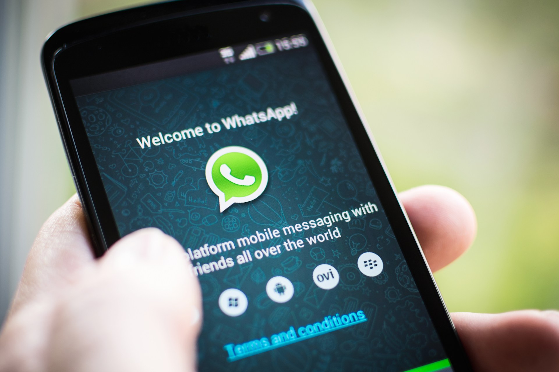 Come Spiare Conversazioni WhatsApp con iPhone e Android