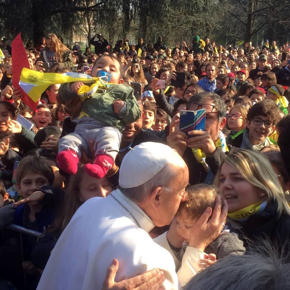 Papa Francesco in visita alle Case Bianche: È stato un dono grande averlo in casa
