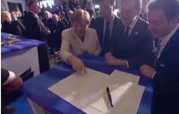 La Merkel in versione allegra ride per la firma del cipriota