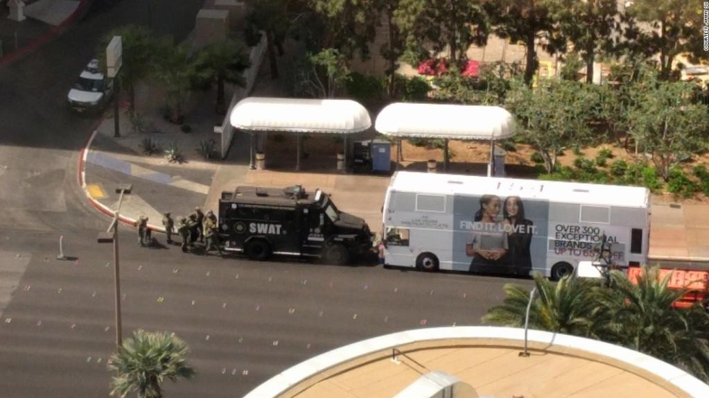Paura e morte a Las Vegas: ​spara e si barrica nell'autobus