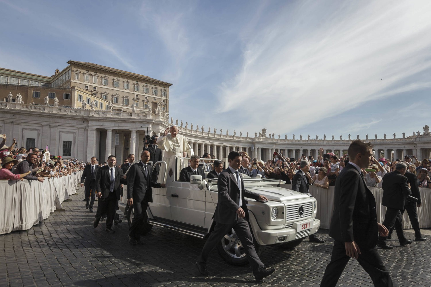 Vaticano, vescovo col vizietto molesta turisti e militari