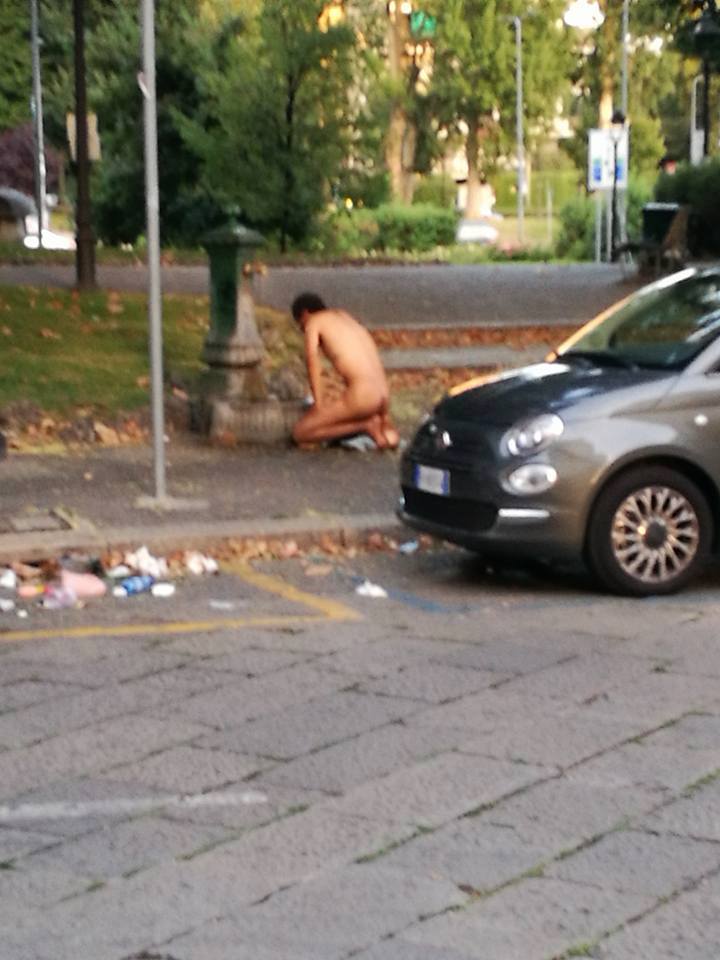 Uomo gira nudo a Milano e si abbevera alla fontana - il Giornale