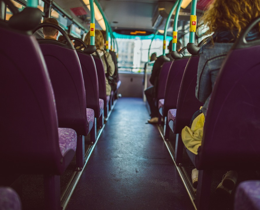 "Non ti siedi, sei nera": 60enne vieta alla bimba di starle accanto sul bus