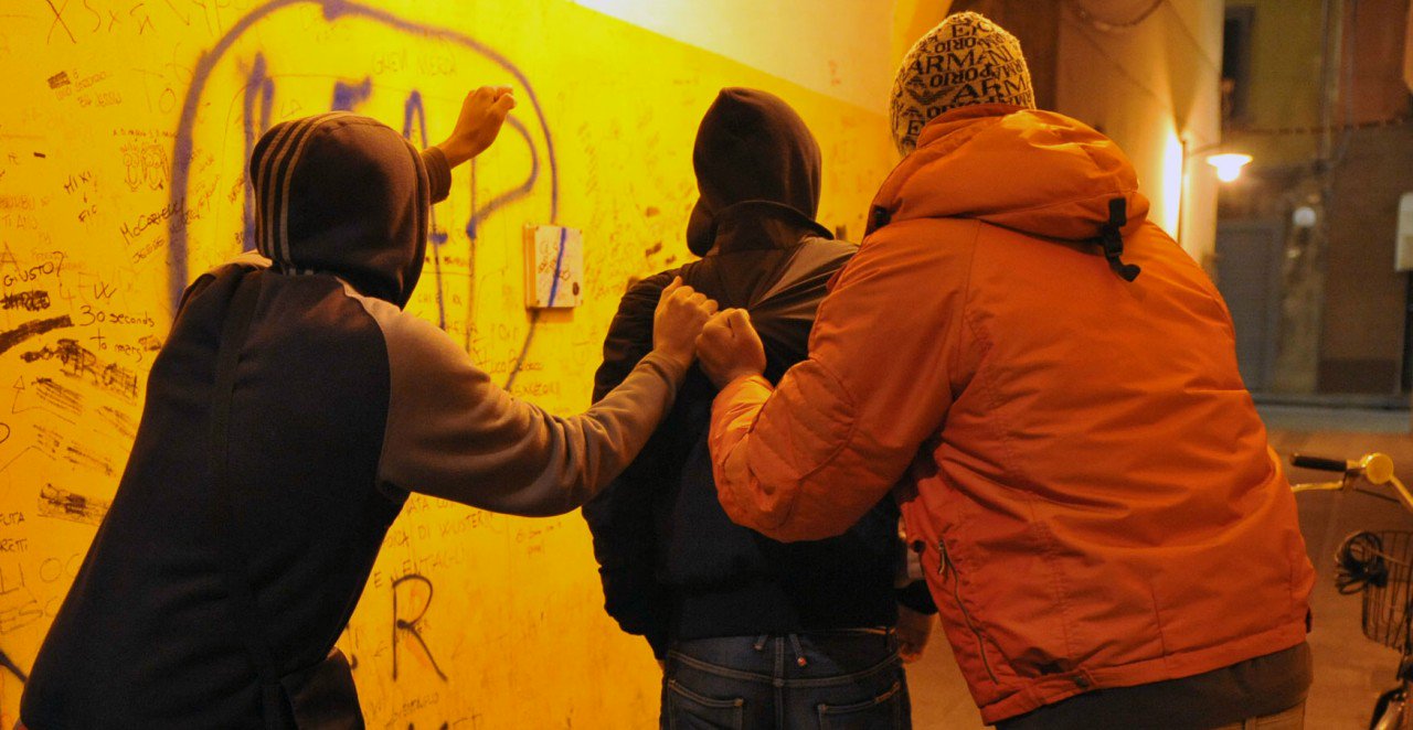 Ancora aggressioni a Palermo: le botte ai passanti filmate con il cellulare - il Giornale