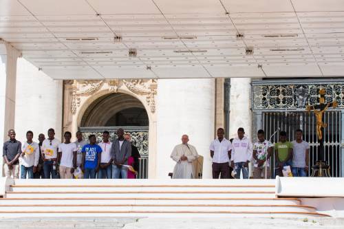 Papa Francesco con gli immigrati in San Pietro 3