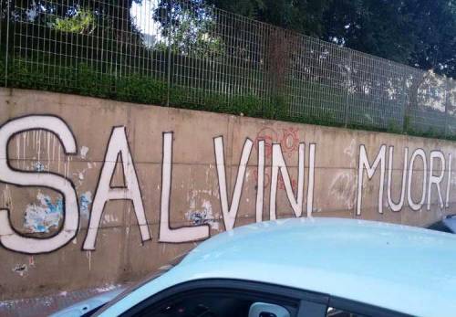 Scritte e volantini  contro Salvini i a Cagliari 5