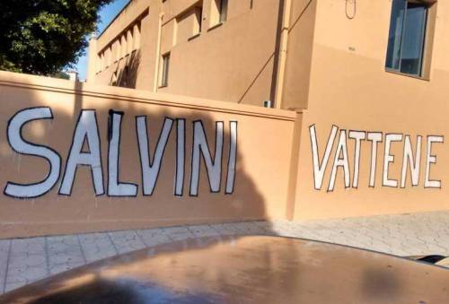 Scritte e volantini  contro Salvini i a Cagliari 6