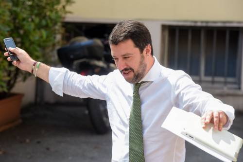 Salvini contro l’Ue dei massoni: "L’Italia torni a controllare confini, moneta e banche"