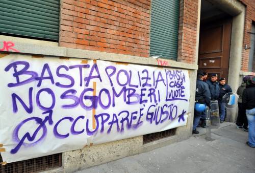 Milano, murale anti-polizia: 