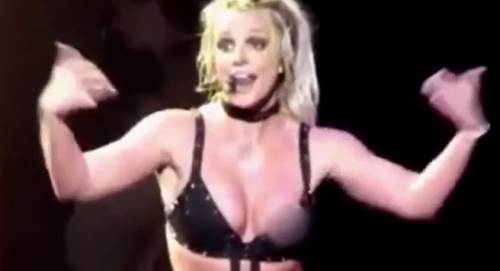 Britney Spears, incidente hot in una tappa del “Piece of me Tour” 