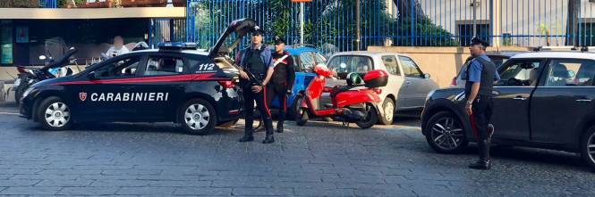 Carabinieri ritirano patente al figlio: genitori li picchiano