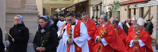 Cattolici tradizionalisti in processione a Rimini: Ripariamo al Gay Pride