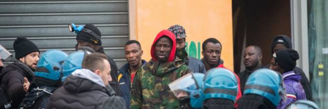 Torino, lo sgombero del villaggio olimpico occupato dai migranti 3