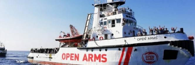 Risultati immagini per immagine di migranti sulla nave open arms