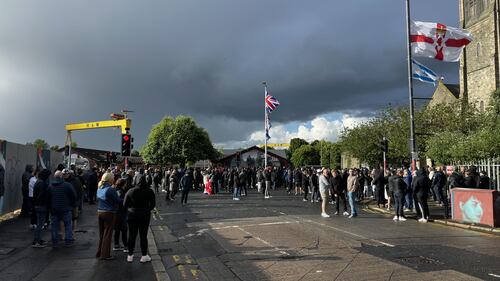 Belfast in rivolta: le immagini delle proteste anti migranti 19