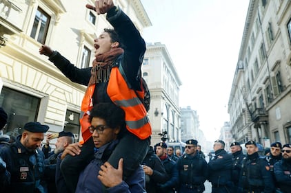 Ultima generazione tenta il blitz a Palazzo Chigi: fermati dalla polizia 2
