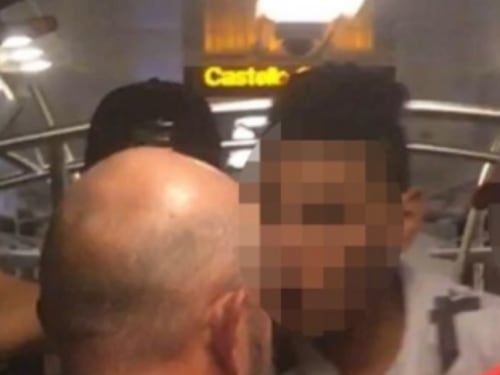Baby gang di africani aggredisce passeggeri sul treno: il video inedito
