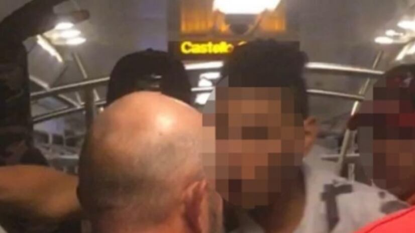 Baby gang di africani aggredisce passeggeri sul treno: il video inedito