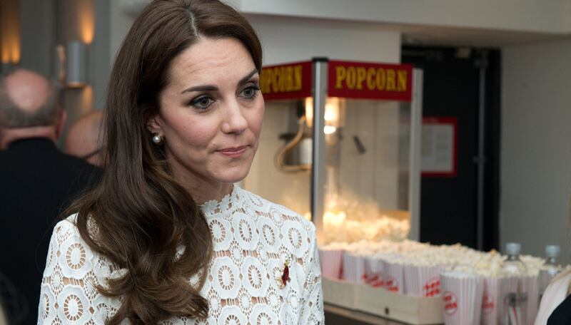 Kate Middleton ed Elisabetta II, stili a confronto 12