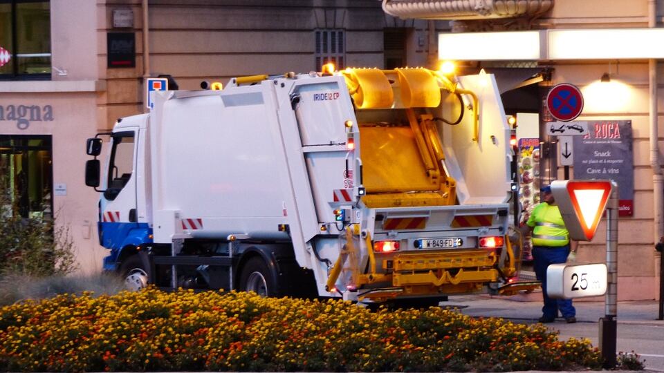 Camion della della raccolta rifiuti travolge una donna sulla strisce