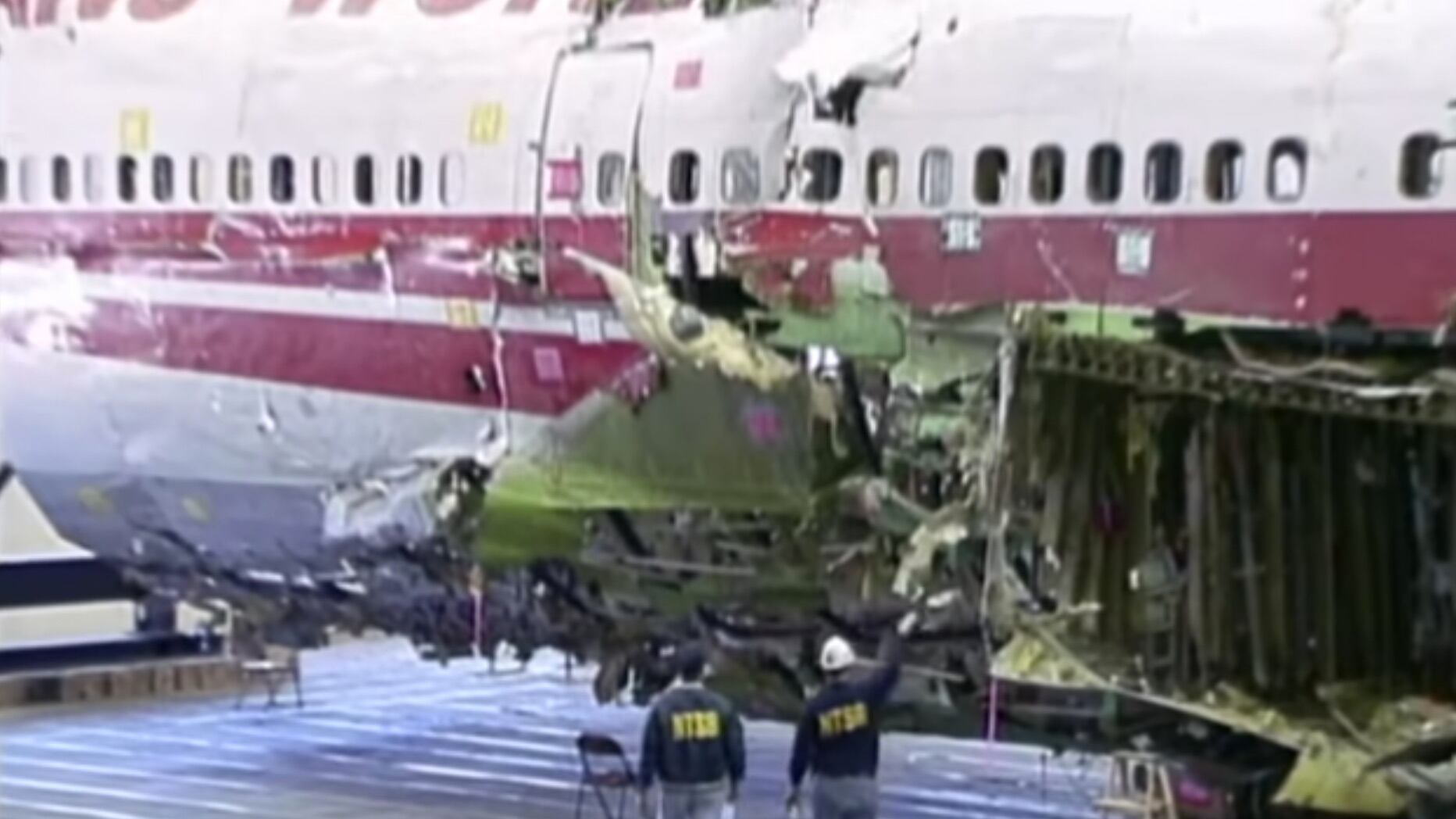 "Una scia nel cielo e poi la morte in acqua": quelle strane teorie sul volo Twa 800