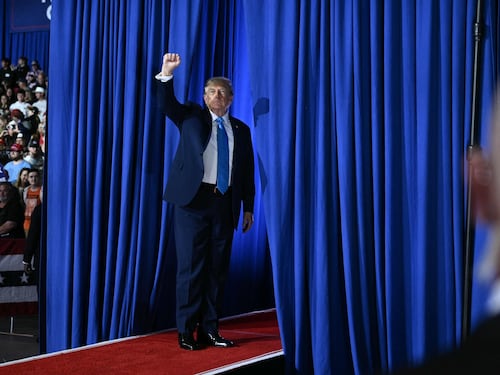 Trump sfida Kiev e Bruxelles: “Stop alle sanzioni alla Russia un’ottima decisione”. Droni ucraini su San Pietroburgo: il più grave degli ultimi 4 anni