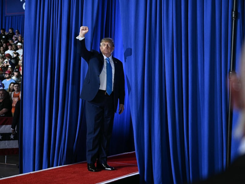 Trump sfida Kiev e Bruxelles: “Stop alle sanzioni alla Russia un’ottima decisione”. Droni ucraini su San Pietroburgo: il più grave degli ultimi 4 anni