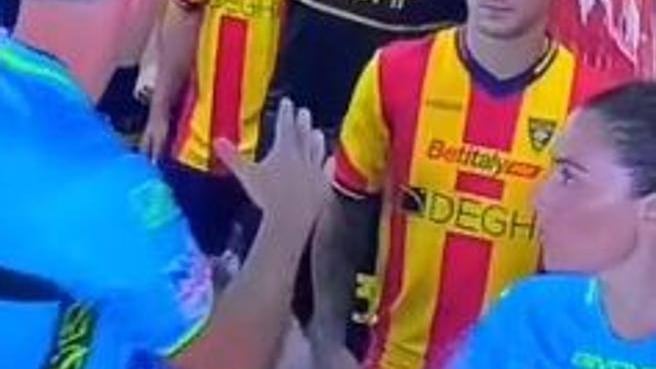 "Ma quale sessismo...". Le verità dell'arbitro Sacchi (e dell'assistente) sulla stretta di mano
