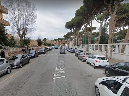 Ostia, ragazzo ferito in strada da un colpo di pistola