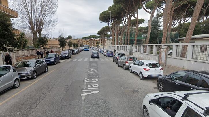 Ostia, ragazzo ferito in strada da un colpo di pistola