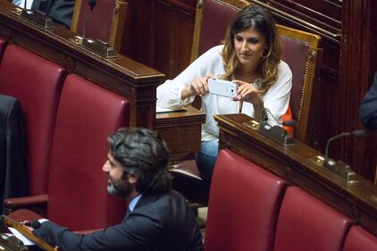 E mentre Alfano parla i deputati pd si divertono 2
