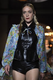 Uma Thurman e Naomi Campbell sfilano a Parigi  13