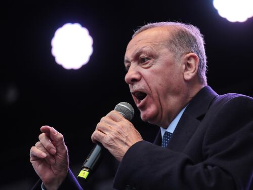 La rincorsa di Erdogan tra comizi e preghiere "Kilicdaroglu terrorista. Ma se perdo lascio"