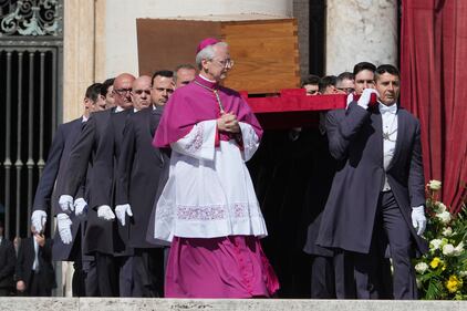 Il feretro in piazza San Pietro 13