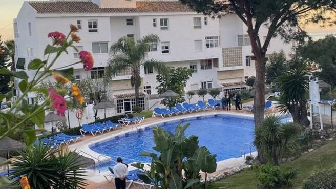Bimba in pericolo, padre e fratello si tuffano in piscina: tutti morti annegati
