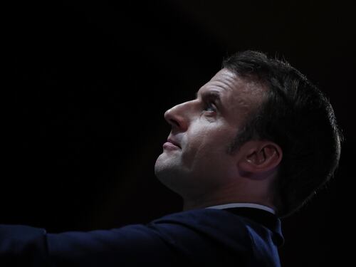 Macron annuncia stretta contro gli arrivi in Francia di imam stranieri
