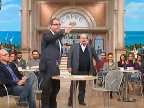Fatti Vostri, Magalli "zittisce" l'ospite ma lui continua a urlare