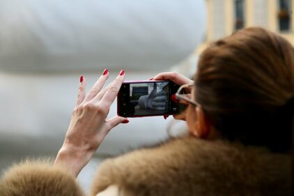 E a Milano spunta un "Like" gigante 3