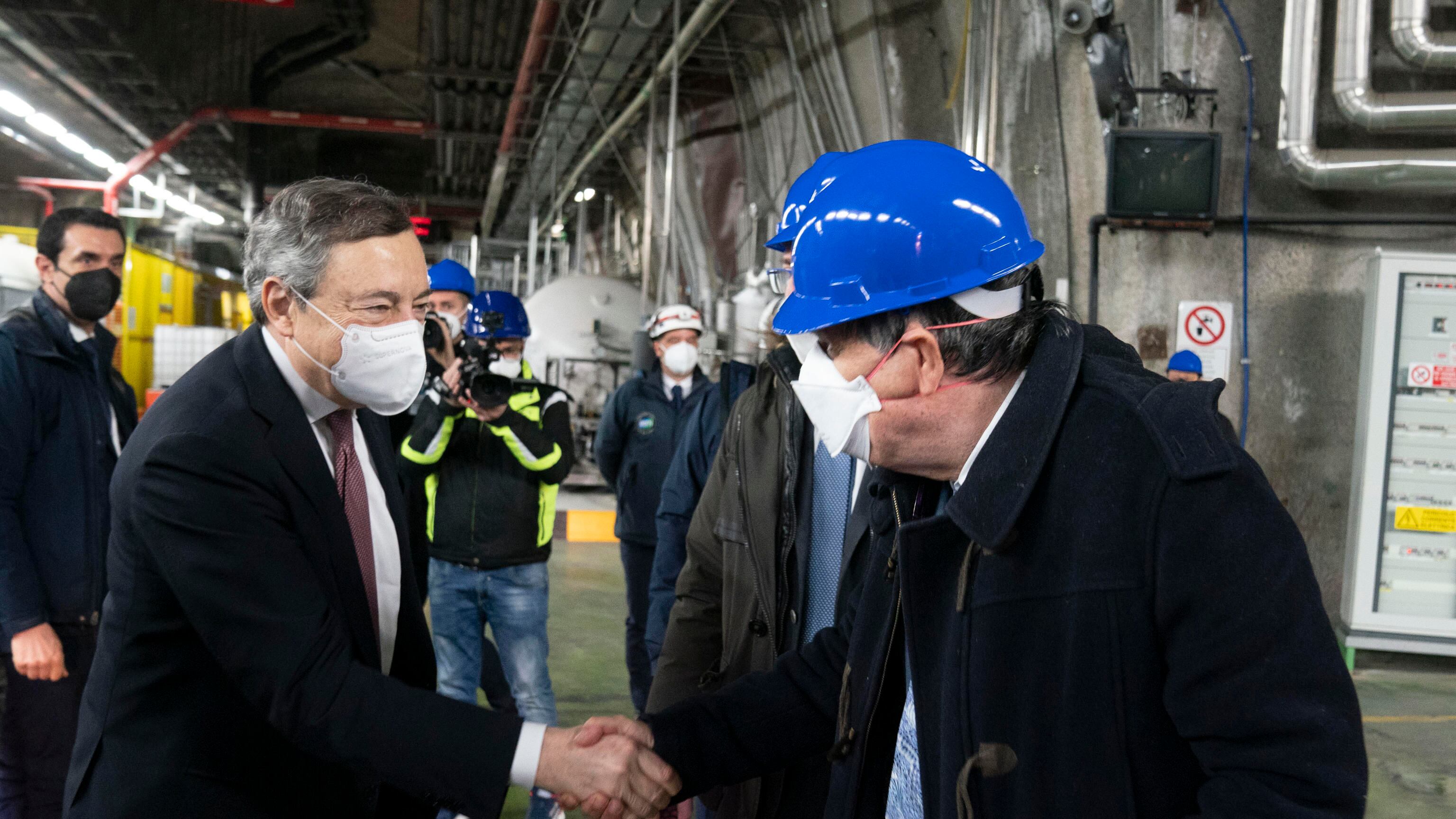 Draghi bacchetta i No Vax: "Pulsioni antiscientifiche". E riceve minacce in rete
