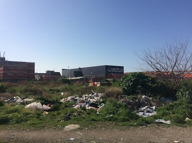 Napoli, nel parco della Marinella: tra rifiuti, tossicodipendenti e disperati 8