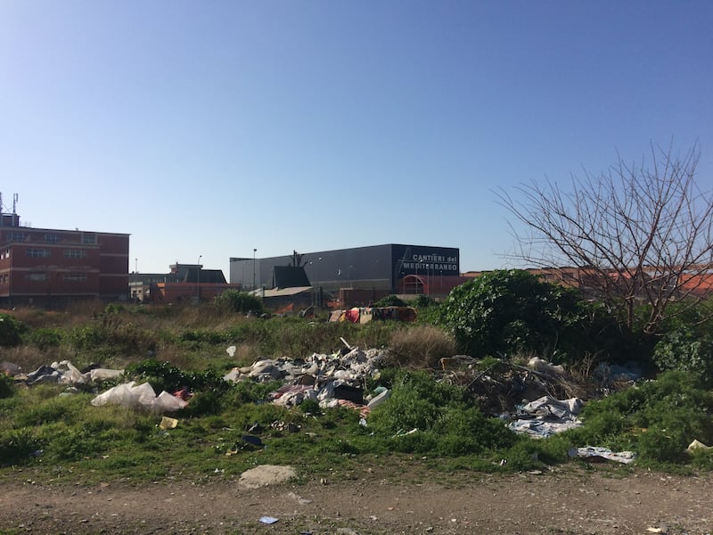 Napoli, nel parco della Marinella: tra rifiuti, tossicodipendenti e disperati 8