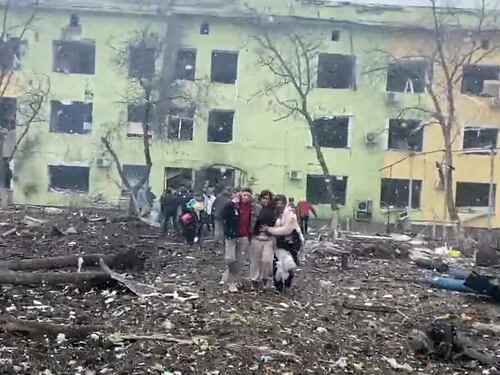Il martirio dei civili a Mariupol. Per la Russia è solo "una finta"