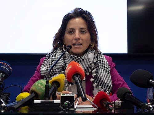 "Spero vi prendano in ostaggio". Dito medio e insulti alle europarlamentari italiani della Flotilla