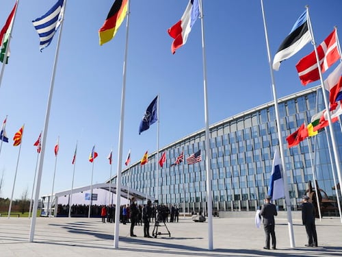 Covid, la Nato a Conte: “Perché fai accordi con Putin e la Cina?”