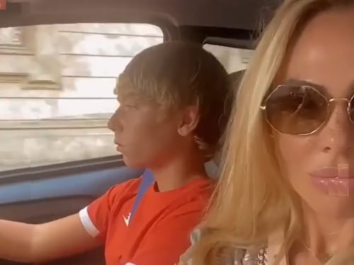 "Che fa? Porta la vecchia in giro" Ed è bufera sul figlio della Blasi