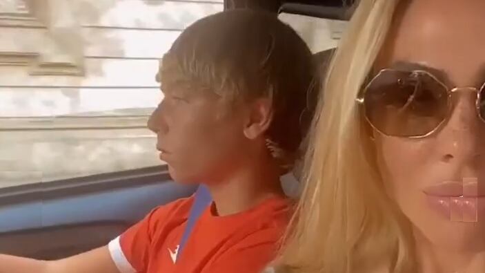 "Che fa? Porta la vecchia in giro" Ed è bufera sul figlio della Blasi