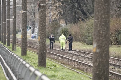 Uomo morto e mutilato sui binari della metro a Milano: le immagini 8