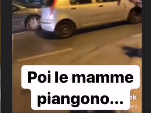 Si lanciano sulle auto in corsa: l’ultima follia dei giovani