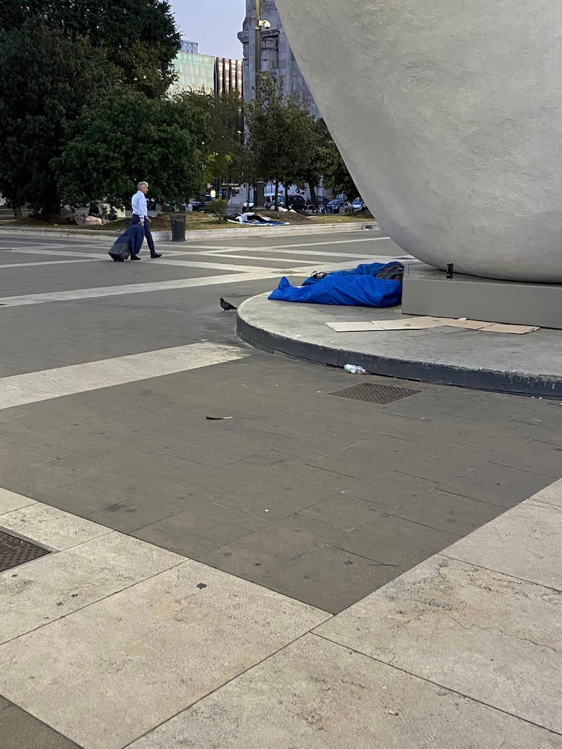 Sacchi a pelo e bivacchi in stazione centrale a Milano 2